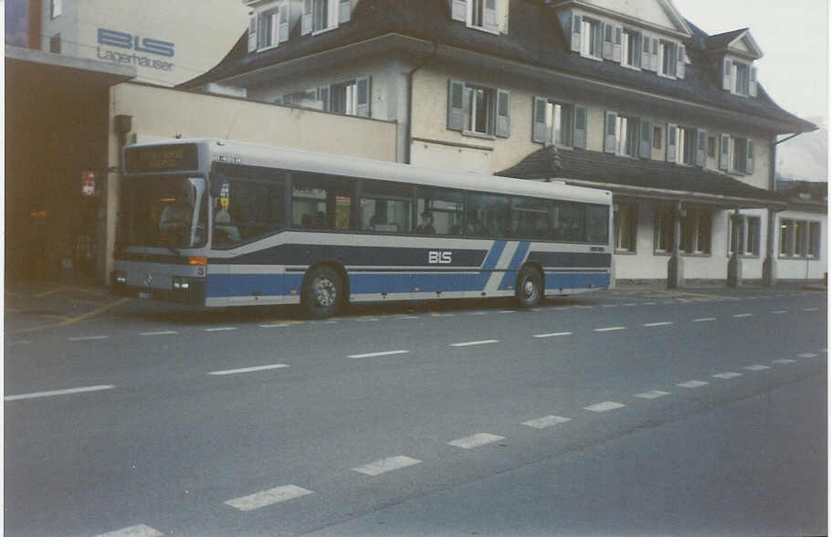 (010'505) - AFA Adelboden - Nr. 3/BE 332'800 - Mercedes am 14. M�rz 1994 beim Bahnhof Frutigen