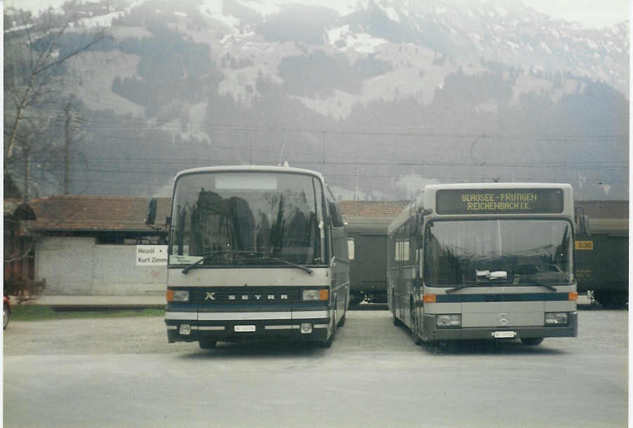 (012'209) - AFA Adelboden - Nr. 4/BE 26'704 - Setra (ex AAGI Interlaken Nr. 32) + Nr. 3/BE 26'703 - Mercedes am 10. April 1995 beim G�terbahnhof Frutigen