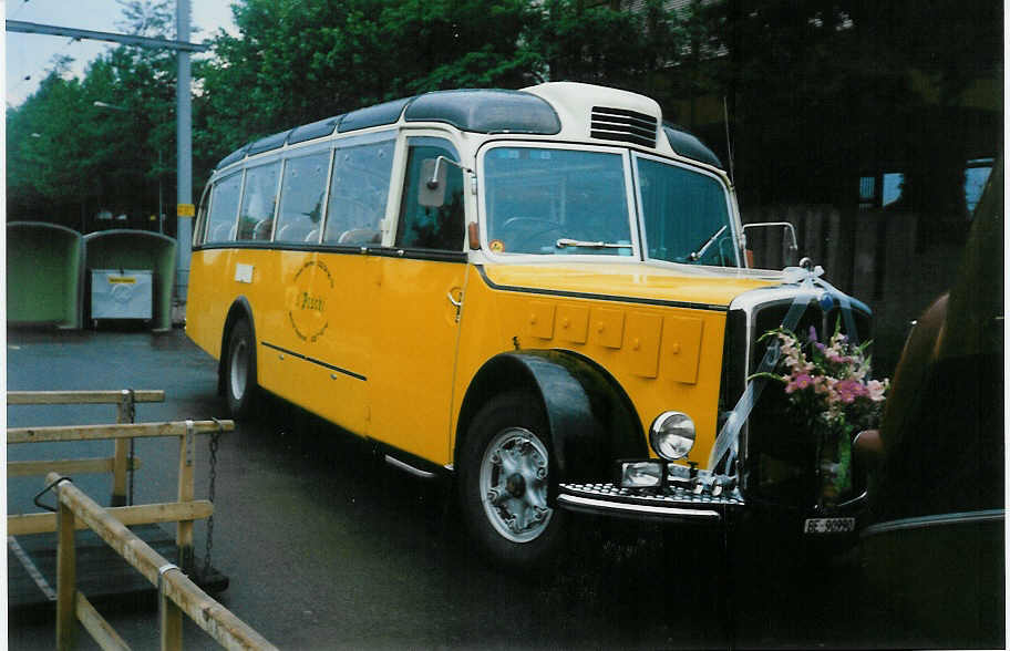 (012'619) - Linder, Einigen - BE 90'990 - Saurer/Gangloff (ex P 23'146; ex P 2215) am 1. Juli 1995 bei der Schiffl�ndte Thun