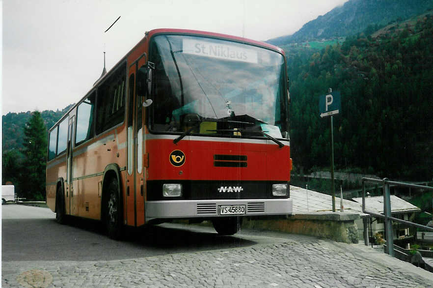 (013'208) - Williner, Gr�chen - Nr. 5/VS 45'880 - NAW/Lauber am 6. Oktober 1995 beim Bahnhof St. Niklaus