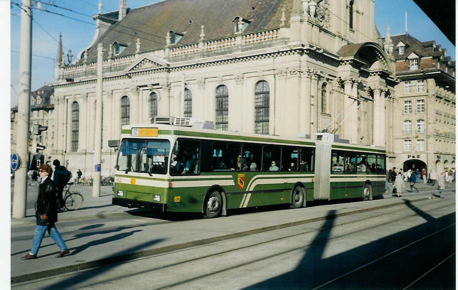 (013'728) - SVB Bern - Nr. 62 - Volvo/R&J Gelenktrolleybus am 4. M�rz 1996 beim Bahnhof Bern
