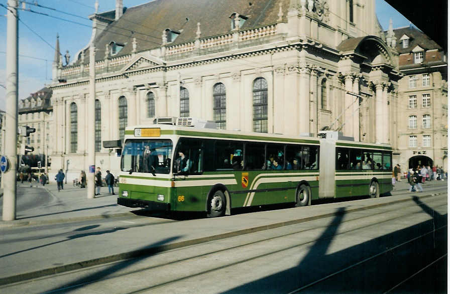 (013'729) - SVB Bern - Nr. 66 - Volvo/Hess Gelenktrolleybus am 4. M�rz 1996 beim Bahnhof Bern