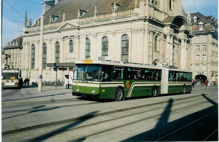 (013'730) - SVB Bern - Nr. 46 - FBW/Hess Gelenktrolleybus am 4. M�rz 1996 beim Bahnhof Bern