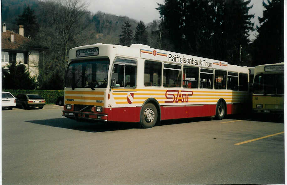 (013'902) - SAT Thun - Nr. 32/BE 419'032 - Volvo/R&J am 9. April 1996 bei der Schiffl�ndte Thun
