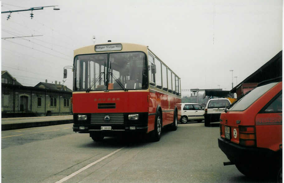 (013'930) - AAGK Koppigen - Nr. 2/BE 368'690 - Saurer-Leyland/Lauber (ex Fl�ck, Brienz) am 29. April 1996 beim Bahnhof Burgdorf