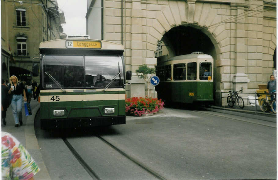 (014'223) - SVB Bern - Nr. 45 - FBW/R&J Gelenktrolleybus am 1. Juli 1996 in Bern, B�renplatz