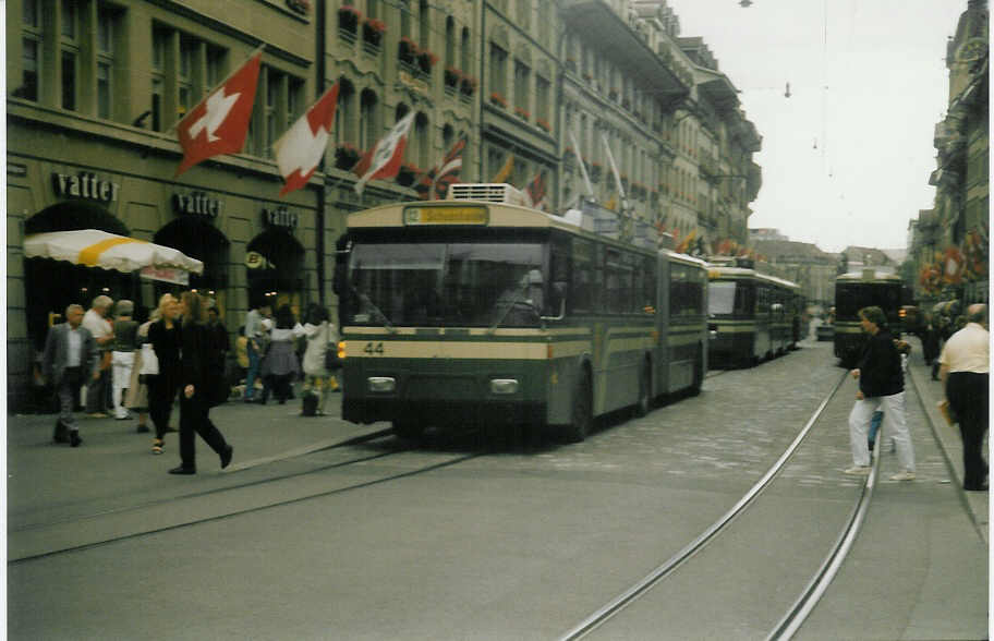 (014'224) - SVB Bern - Nr. 44 - FBW/R&J Gelenktrolleybus am 1. Juli 1996 in Bern, B�renplatz
