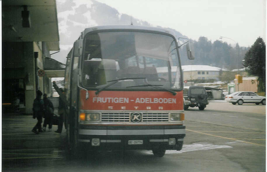 (016'029) - AFA Adelboden - Nr. 10/BE 26'774 - Setra (ex Fr�hlich, Z�rich) am  18. Januar 1997 beim Bahnhof Frutigen
