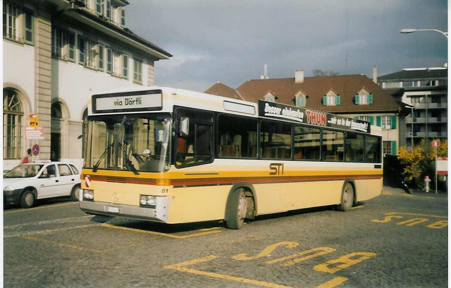 (016'334) - STI Thun - Nr. 61/BE 452'461 - Mercedes/R&J am 16. M�rz 1997 beim Bahnhof Thun