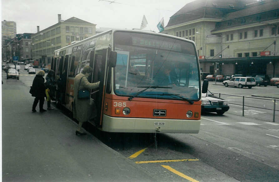 (016'505) - TL Lausanne - Nr. 385/VD 1578 - Van Hool am 16. M�rz 1997 beim Bahnhof Lausanne