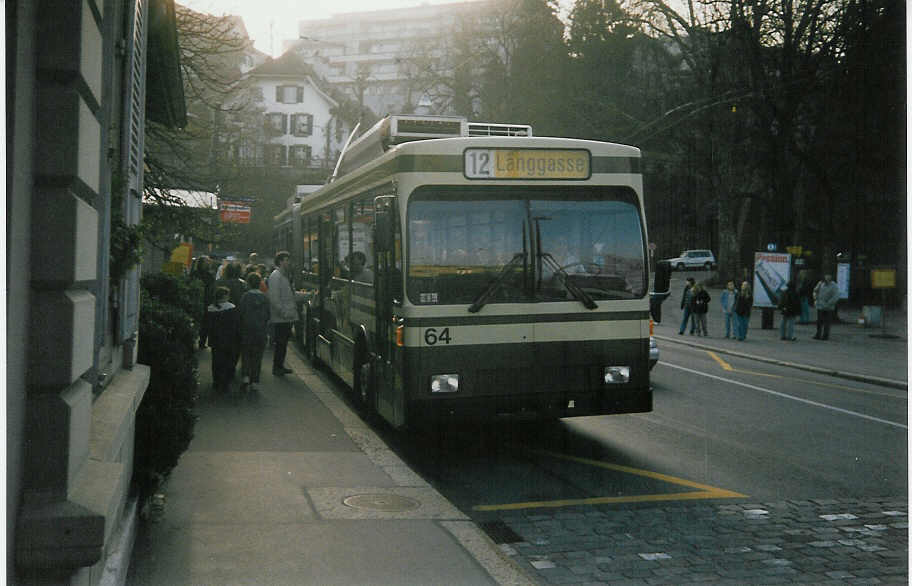 (016'622) - SVB Bern - Nr. 64 - Volvo/R&J Gelenktrolleybus am 26. M�rz 1997 in Bern, B�rengraben
