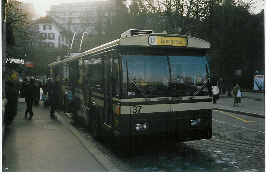 (016'624) - SVB Bern - Nr. 37 - FBW/R&J Gelenktrolleybus am 26. M�rz 1997 in Bern, B�rengraben
