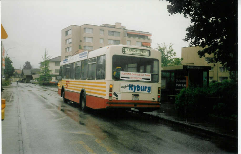 (017'231) - STI Thun - Nr. 16/BE 419'016 - Volvo/Lauber (ex SAT Thun Nr. 16) am 19. Juni 1997 in Thun, Str�ttligenplatz