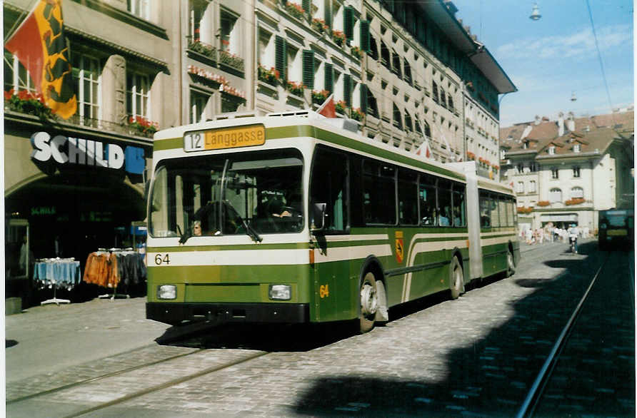 (019'104) - SVB Bern - Nr. 64 - Volvo/R&J Gelenktrolleybus am 5. September 1997 in Bern, B�renplatz