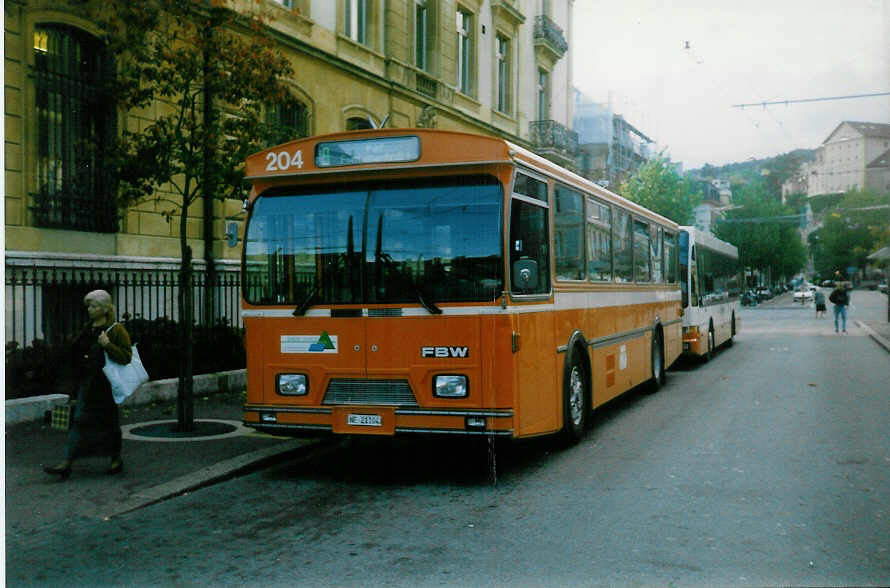 (019'934) - TN Neuch�tel - Nr. 204/NE 21'104 - FBW/Hess (ex Nr. 104) am 7. Oktober 1997 in Neuch�tel, Place Pury