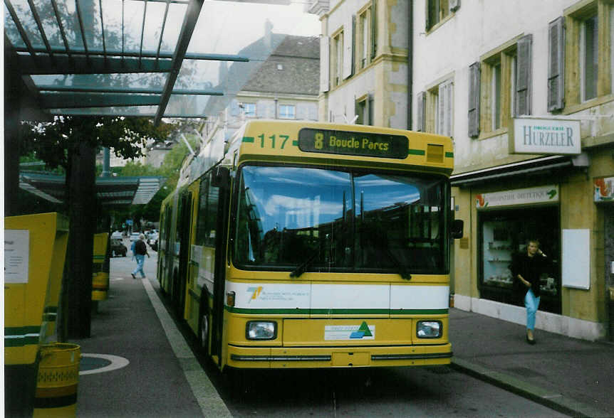 (019'937) - TN Neuch�tel - Nr. 117 - NAW/Hess Gelenktrolleybus am 7. Oktober 1997 in Neuch�tel, Place Pury