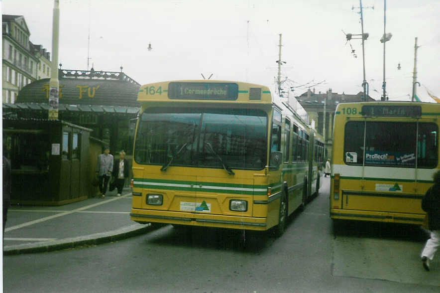 (020'003) - TN Neuch�tel - Nr. 164 - FBW/Hess Gelenktrolleybus am 7. Oktober 1997 in Neuch�tel, Place Pury