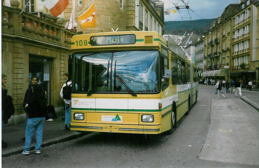 (020'004) - TN Neuch�tel - Nr. 108 - NAW/Hess Gelenktrolleybus am 7. Oktober 1997 in Neuch�tel, Place Pury