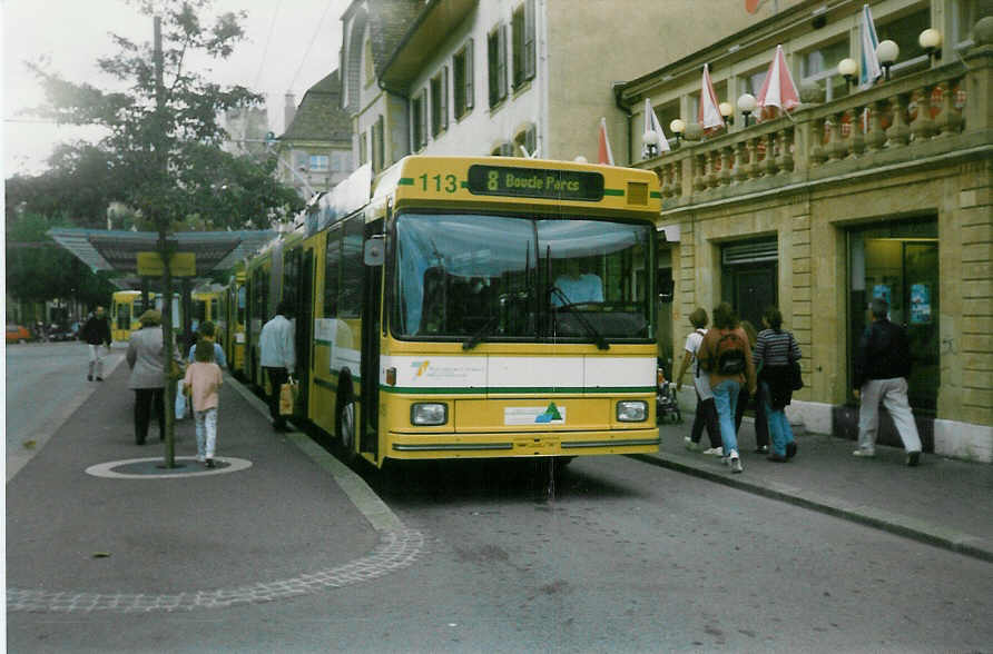 (020'005) - TN Neuch�tel - Nr. 113 - NAW/Hess Gelenktrolleybus am 7. Oktober 1997 in Neuch�tel, Place Pury