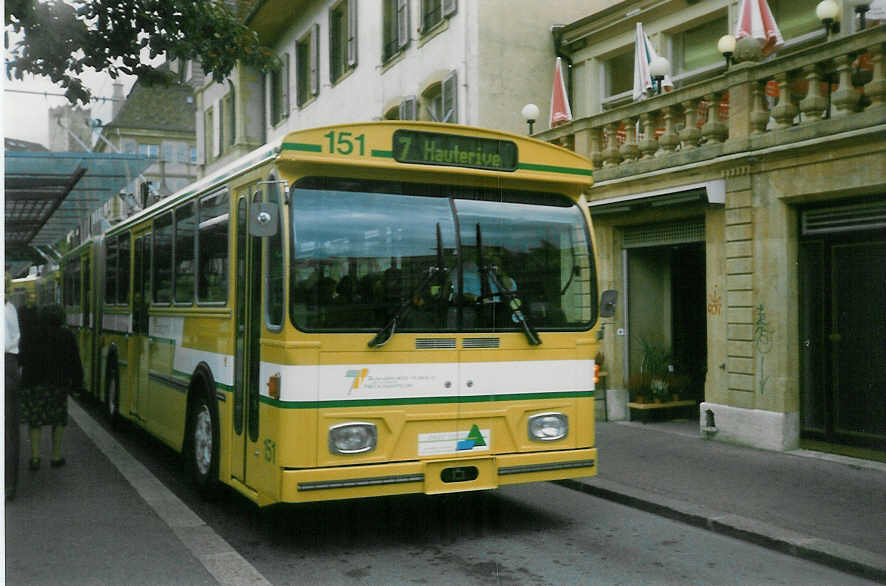 (020'007) - TN Neuch�tel - Nr. 151 - FBW/Hess Gelenktrolleybus (ex Nr. 51) am 7. Oktober 1997 in Neuch�tel, Place Pury