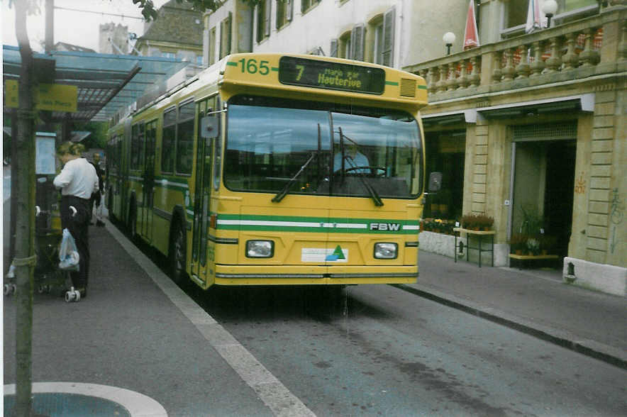(020'008) - TN Neuch�tel - Nr. 165 - FBW/Hess Gelenktrolleybus am 7. Oktober 1997 in Neuch�tel, Place Pury