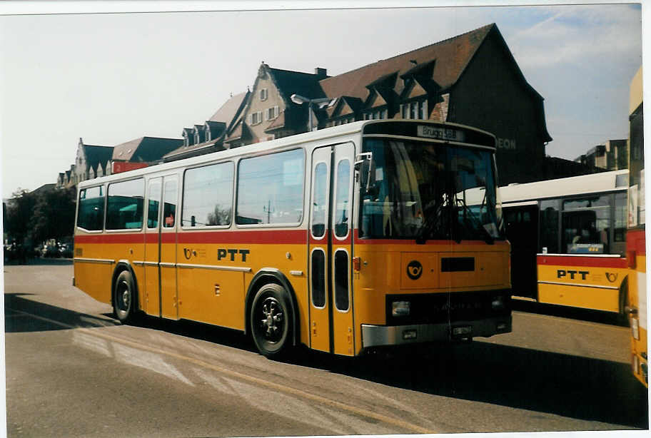 (020'409) - Voegtlin-Meyer, Brugg - Nr. 11/AG 16'432 - Saurer/T�scher am 25. Oktober 1997 beim Bahnhof Brugg
