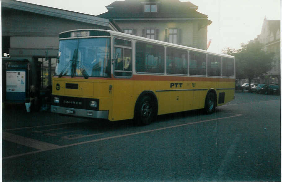 (020'424) - Voegtlin-Meyer, Brugg - Nr. 11/AG 16'432 - Saurer/T�scher am 25. Oktober 1997 beim Bahnhof Brugg