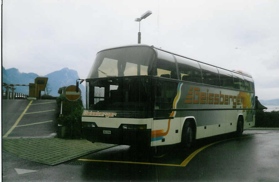 (021'013) - Geissberger, Z�rich - ZH 2170 - Neoplan am 30. November 1997 in Vitznau, Dorf