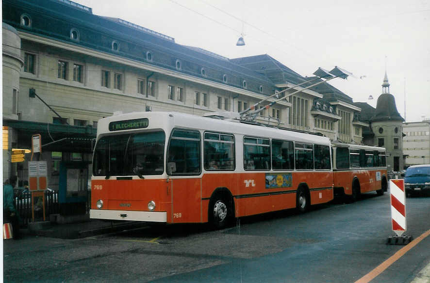(021'918) - TL Lausanne - Nr. 769 - NAW/Lauber Trolleybus am 7. M�rz 1998 beim Bahnhof Lausanne
