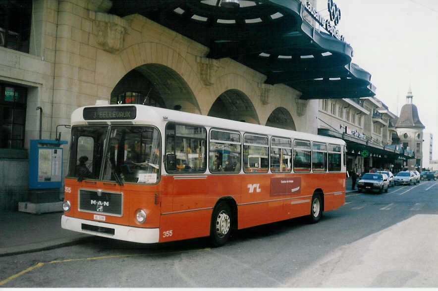 (021'920) - TL Lausanne - Nr. 355/VD 1498 - MAN am 7. M�rz 1998 beim Bahnhof Lausanne