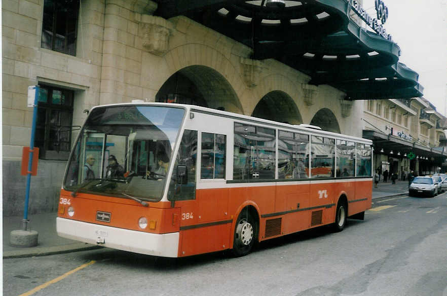 (021'923) - TL Lausanne - Nr. 384/VD 1577 - Van Hool am 7. M�rz 1998 beim Bahnhof Lausanne