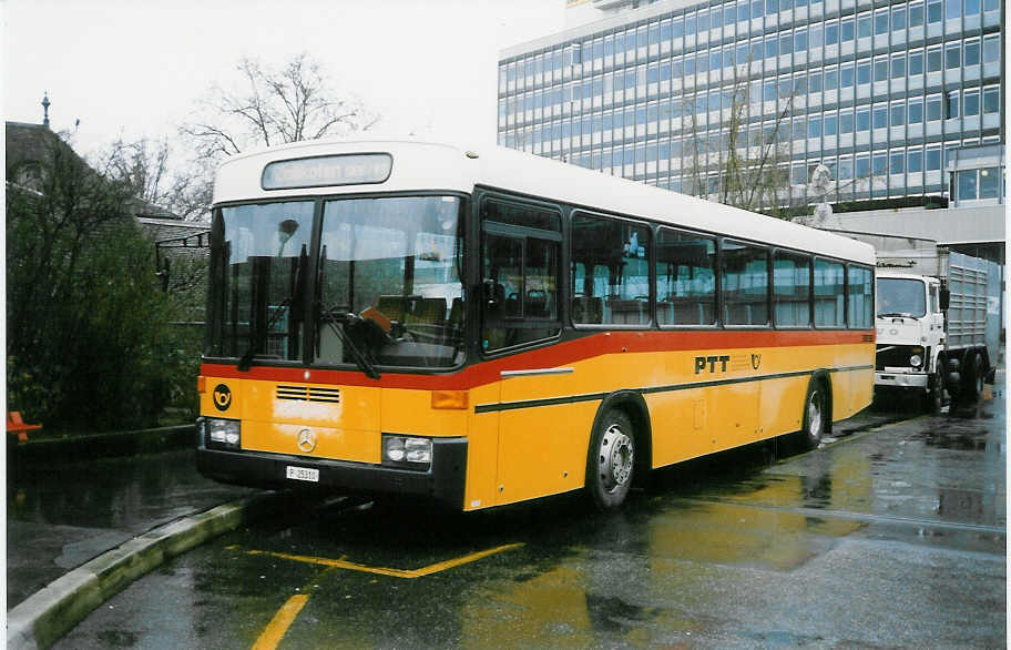 (022'206) - PTT-Regie - P 25'310 - Mercedes/R&J am 12. M�rz 1998 in Bern, Postautostation