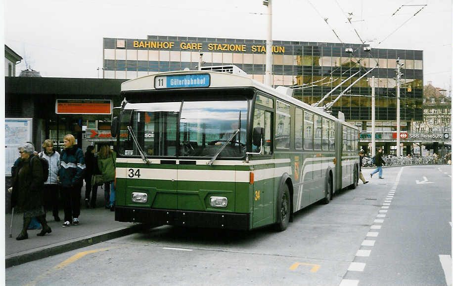 (022'213) - SVB Bern - Nr. 34 - FBW/Gangloff Gelenktrolleybus am 16. M�rz 1998 beim Bahnhof Bern