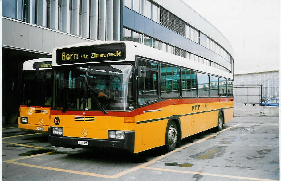 (022'214) - PTT-Regie - P 25'369 - Mercedes/R&J am 16. M�rz 1998 in Bern, Postautostation