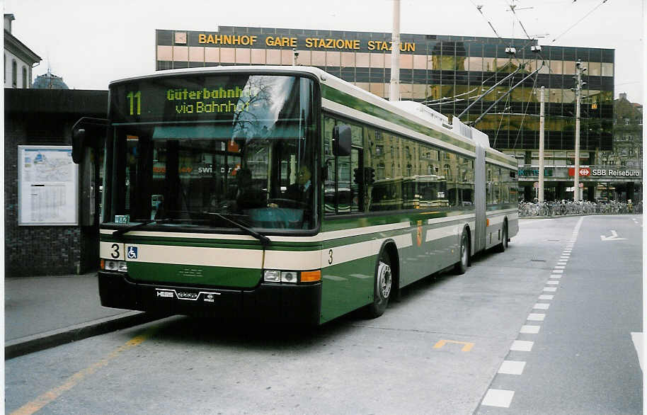 (022'216) - SVB Bern - Nr. 3 - NAW/Hess Gelenktrolleybus am 16. M�rz 1998 beim Bahnhof Bern