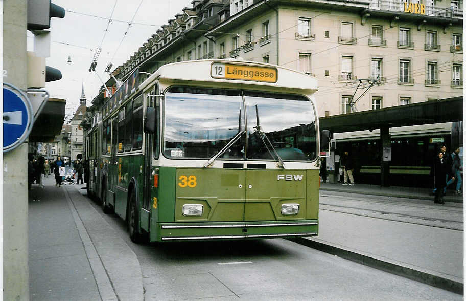 (022'217) - SVB Bern - Nr. 38 - FBW/R&J Gelenktrolleybus am 16. M�rz 1998 beim Bahnhof Bern