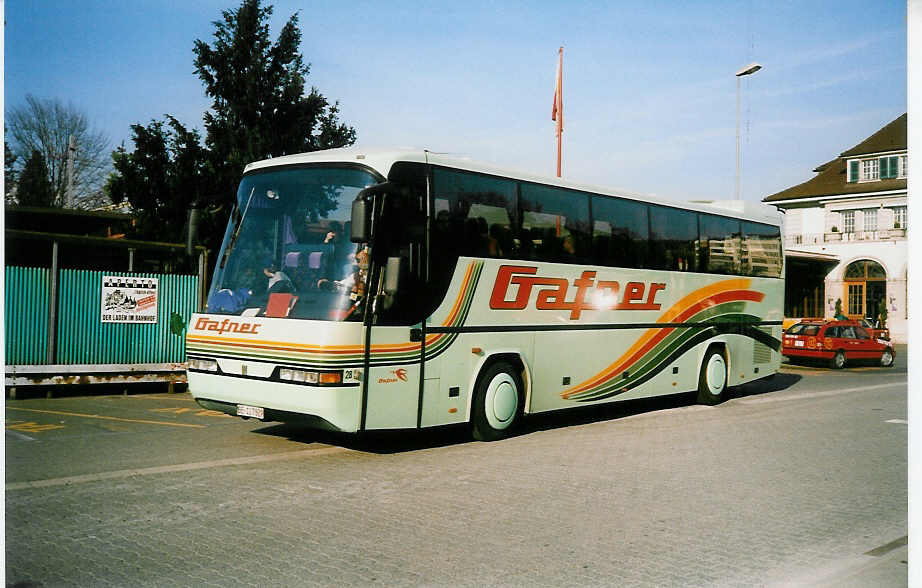 (022'231) - Gafner, Thun - Nr. 28/BE 127'629 - Neoplan am 30. M�rz 1998 beim Bahnhof Thun