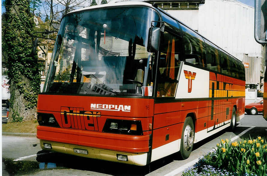 (022'509) - Dillier, Sarnen - Nr. 16/OW 10'030 - Neoplan am 16. April 1998 in Luzern, L�wenplatz