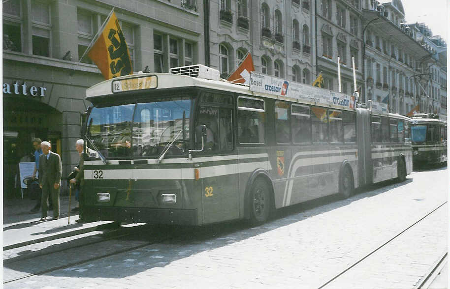 (023'128) - SVB Bern - Nr. 32 - FBW/Gangloff Gelenktrolleybus am 3. Juni 1998 in Bern, B�renplatz