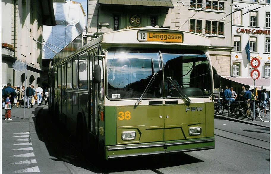 (023'129) - SVB Bern - Nr. 38 - FBW/R&J Gelenktrolleybus am 3. Juni 1998 in Bern, B�renplatz
