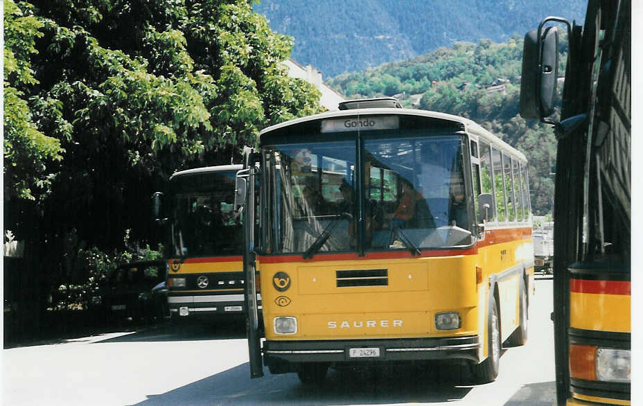 (024'525) - PTT-Regie - P 24'296 - Saurer/T�scher am 14. Juli 1998 beim Bahnhof Brig