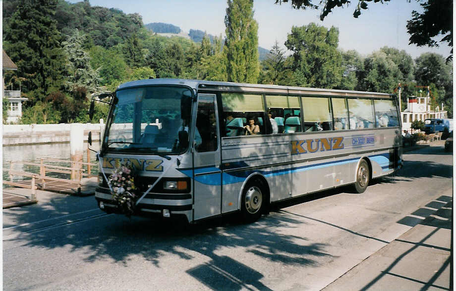 (025'117) - Kunz, Bern - BE 197 - Setra am 8. August 1998 bei der Schiffl�ndte Thun