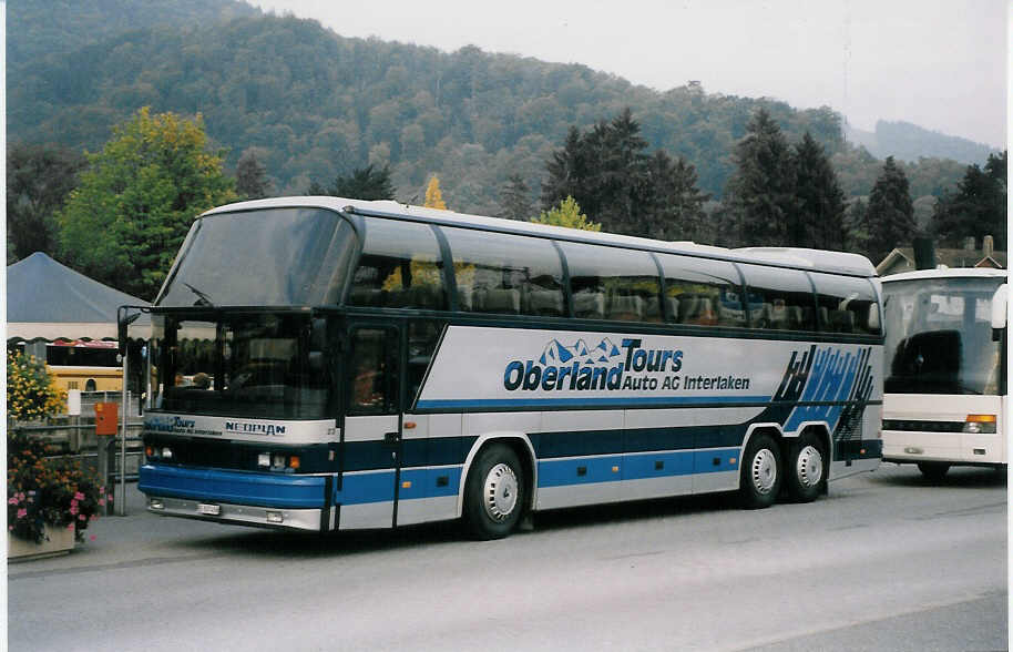 (026'215) - AAGI Interlaken - Nr. 23/BE 307'458 - Neoplan am 24. September 1998 bei der Schiffl�ndte Thun