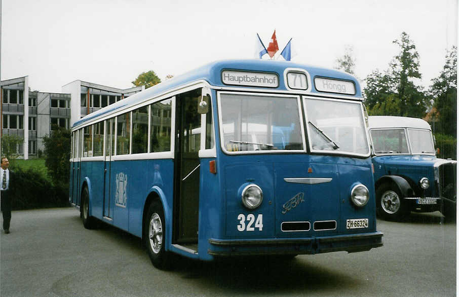 (026'331) - VBZ Z�rich - Nr. 324/ZH 66'324 - FBW/T�scher am 3. Oktober 1998 in R�ti, Sonnenplatz