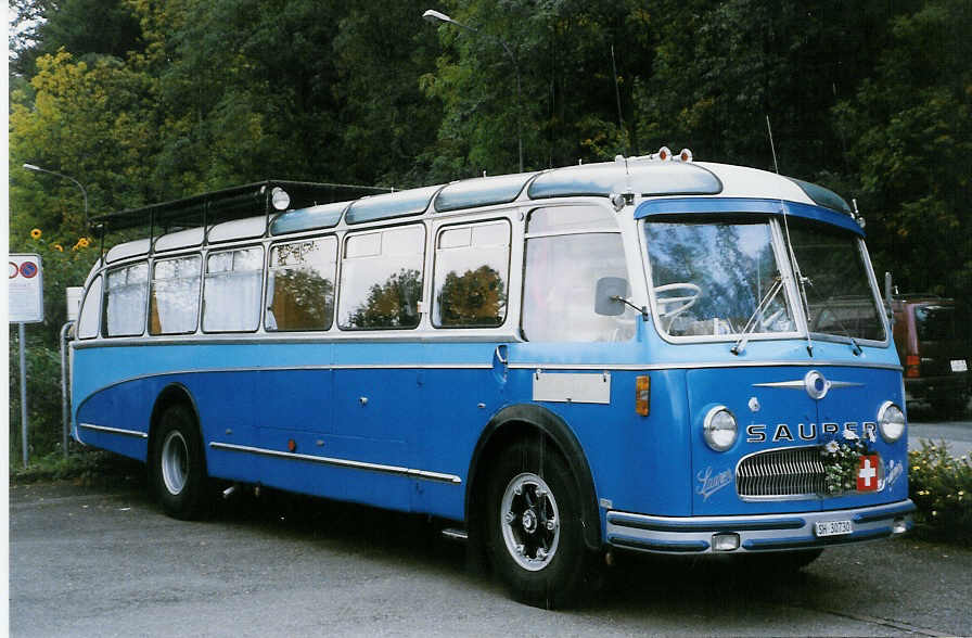 (026'521) - Bolliger, Stetten - SH 30'730 - Saurer/R&J (ex Sol�r+Fontana, Ilanz Nr. 8) am 3. Oktober 1998 in R�ti, Sonnenplatz