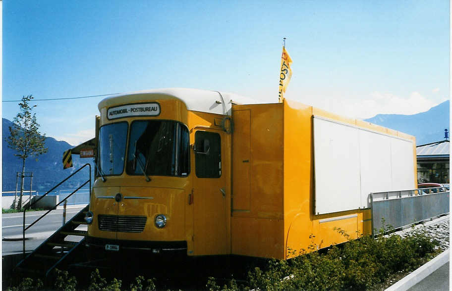 (027'205) - PTT-Regie - P 19'904 - FBW/R&J Automobilpostb�ro am 9. Oktober 1998 beim Bahnhof Spiez