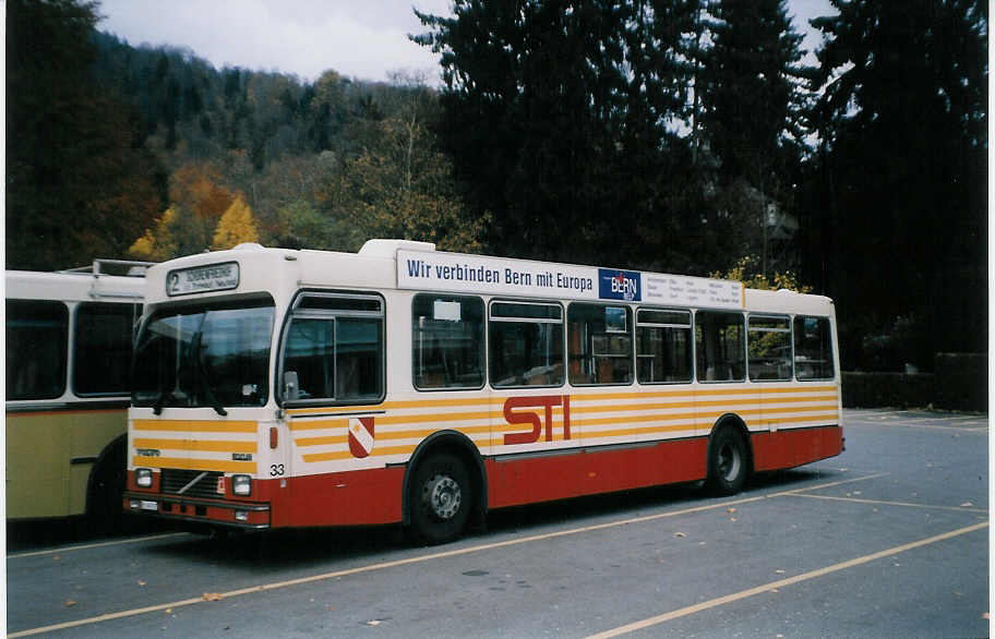 (027'801) - STI Thun - Nr. 33/BE 419'033 - Volvo/R&J (ex SAT Thun Nr. 33) am 3. November 1998 bei der Schiffl�ndte Thun