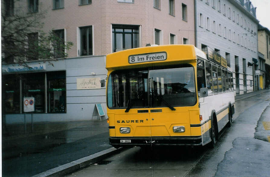 (027'915) - VBSH Schaffhausen - Nr. 22/SH 38'022 - Saurer/Hess am 16. November 1998 beim Bahnhof Schaffhausen