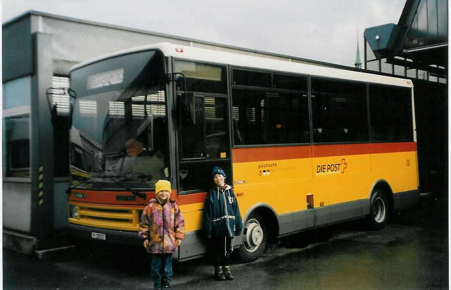 (028'309) - PTT-Regie - P 22'021 - Renault/Gruau (ex Trachsel, Hasle-R�egsau) am 19. Dezember 1998 in Bern, Postautostation
