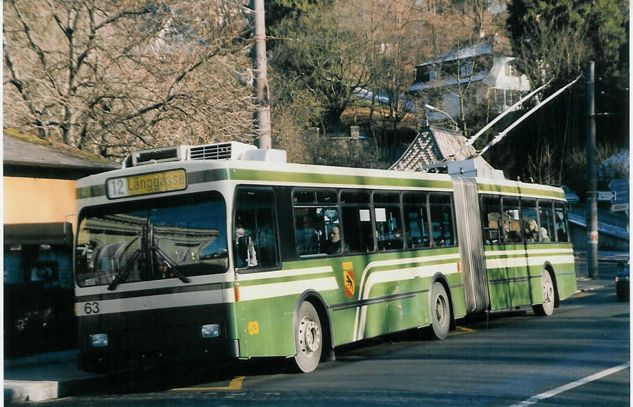 (028'410) - SVB Bern - Nr. 63 - Volvo/R&J Gelenktrolleybus am 29. Dezember 1998 in Bern, B�rengraben